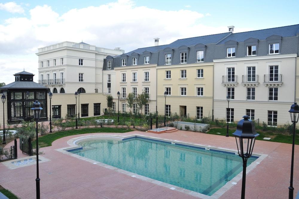 ไฮพาร์ค บาย อดาจิโอ เซอรี วาล เดอรอป Aparthotel เซร์ริส ภายนอก รูปภาพ